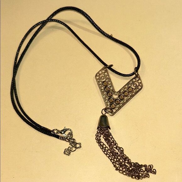 Elegant Gold and Black Necklace - Picture 1 of 3